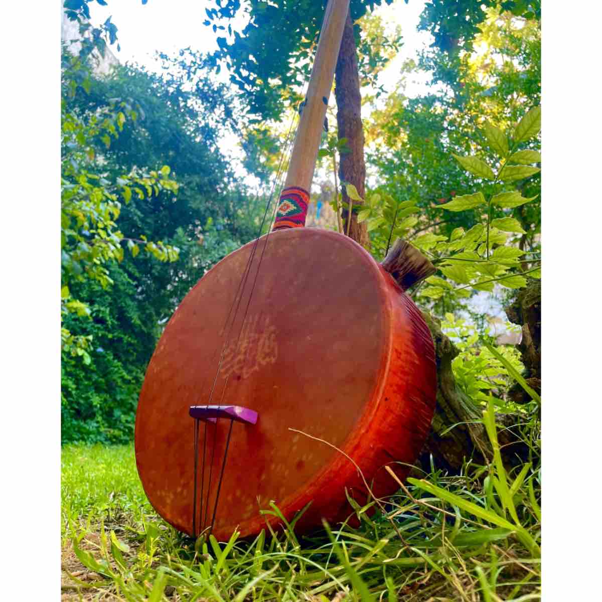 Gombri traditionnel fait main instrument de musique artisanal africain en bois et peau naturelle