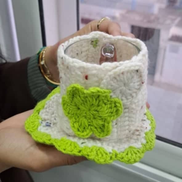 Mug cosy en crochet couleur vert pistache et blanc cassé avec sous tasse