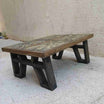 Table basse artisanale élégante pour un salon raffiné