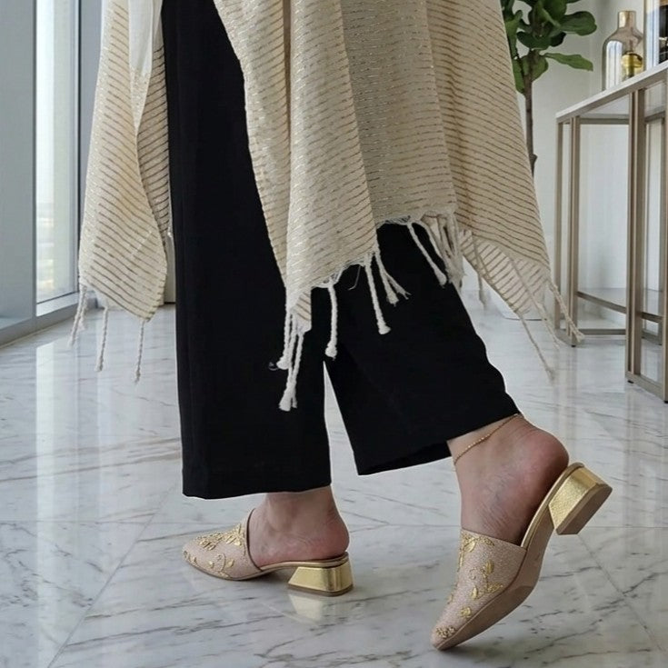 Mule brodée dorée lisse pour un style élégant et exclusif