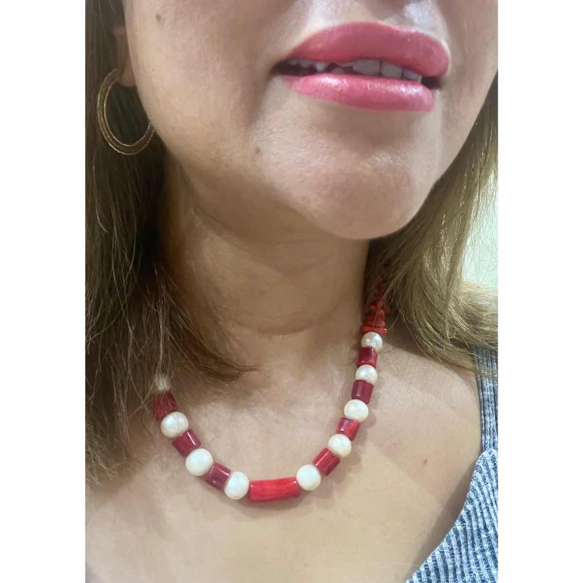 Collier perles rouge et ivoire pour un style irrésistible
