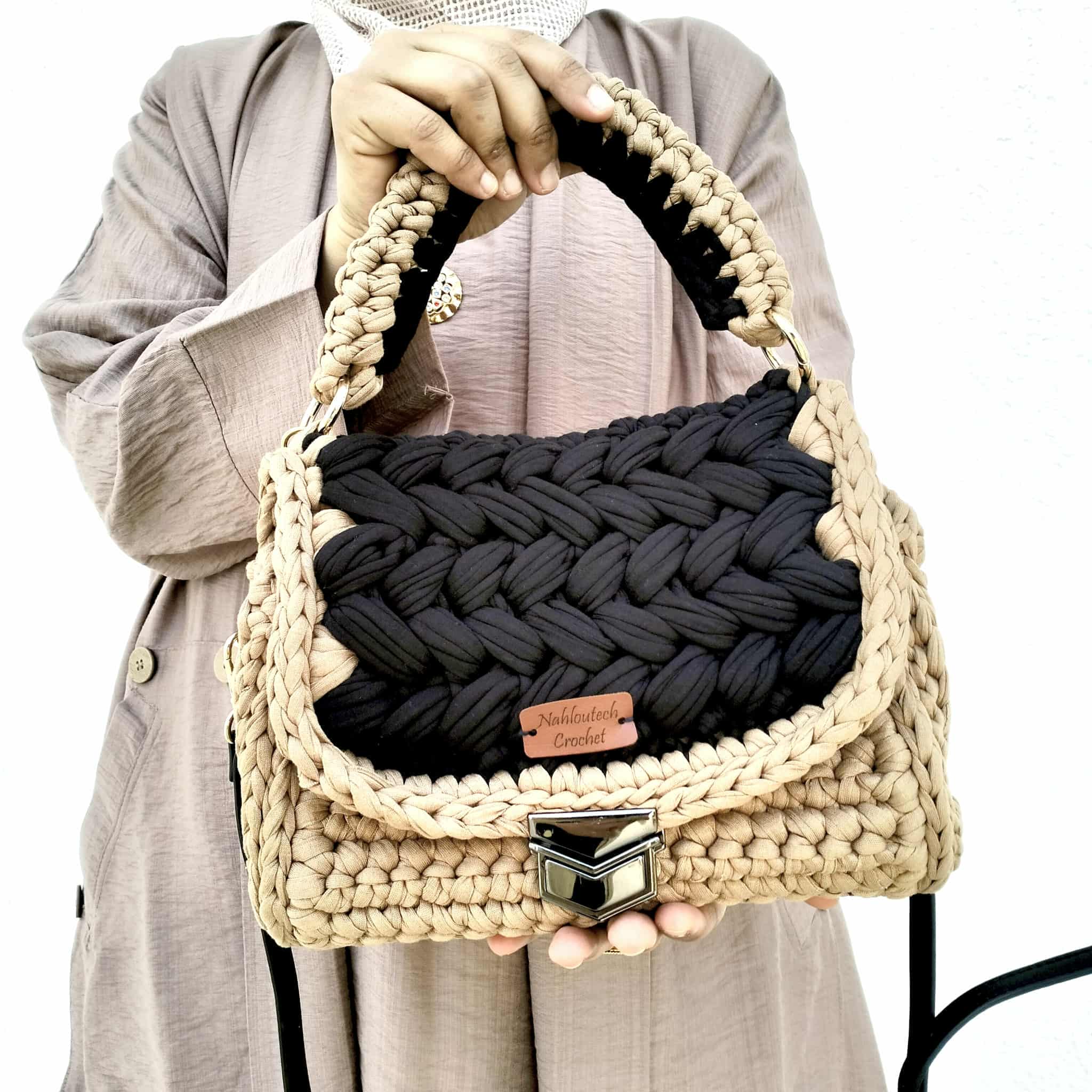 Sac à Main Bicolore Marron Clair et Noir en Crochet – Fil T-Shirt & Bandoulières Cuir Noire et Métal Doré