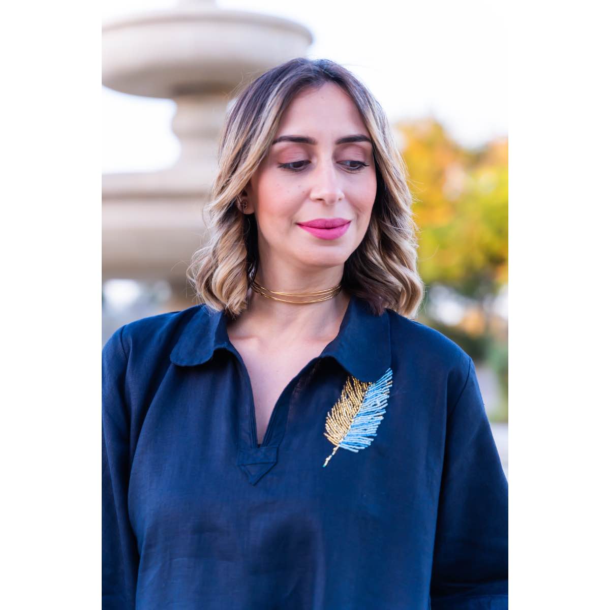 Blouze bleue brodée à la main pour un style unique et chic