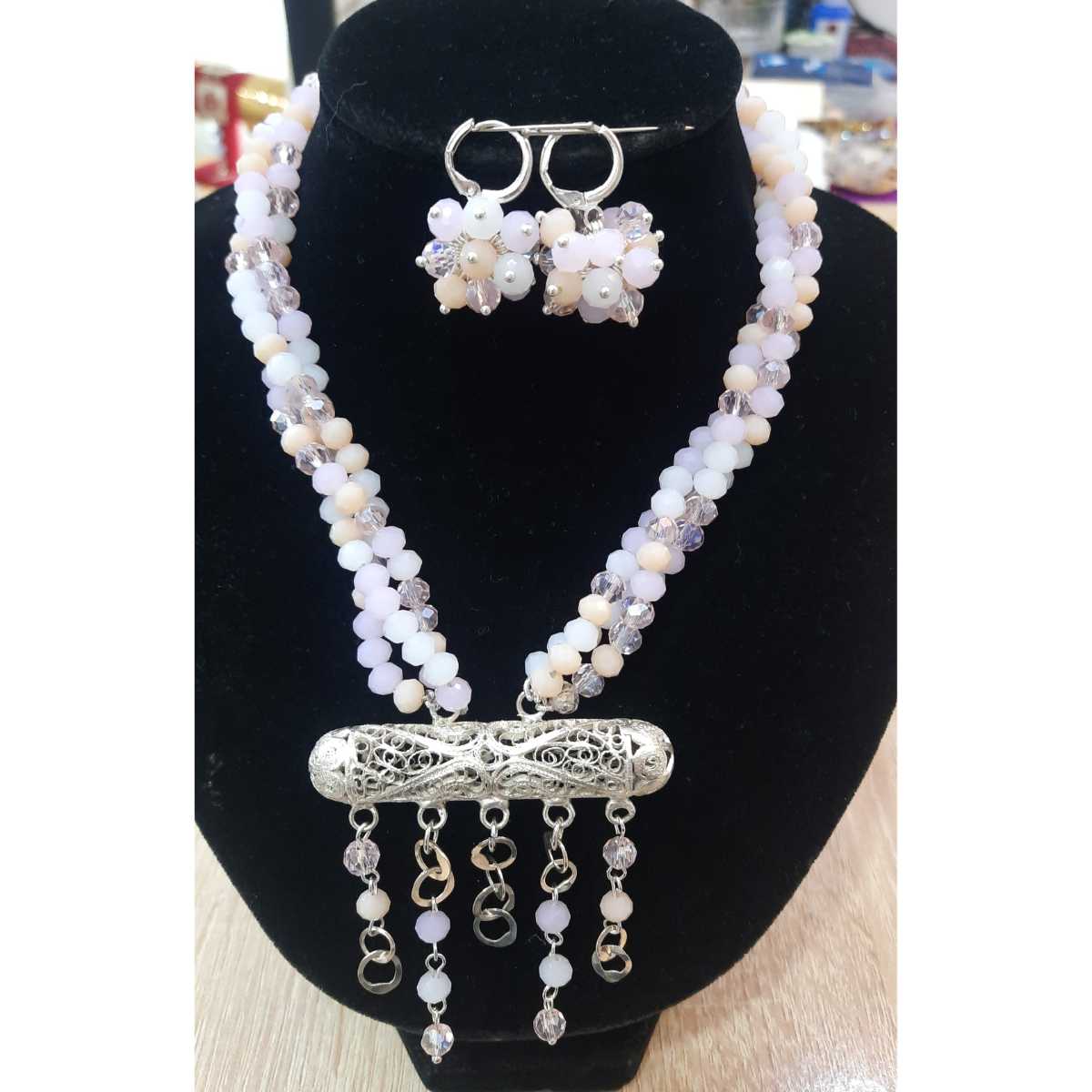 Collier perles exclusif et boucles élégantes pour briller