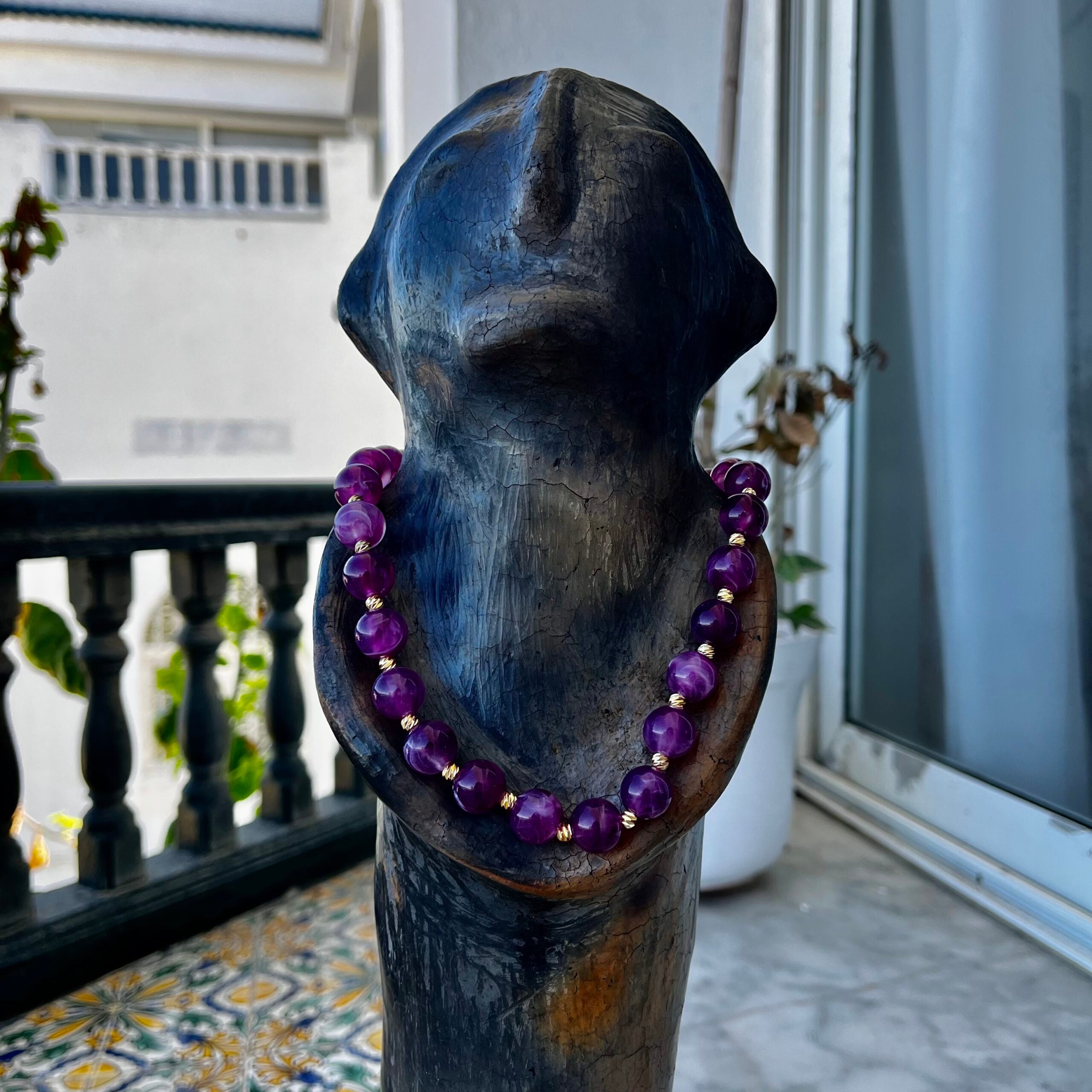 Collier violet en pierre naturelle pour un style unique et raffiné