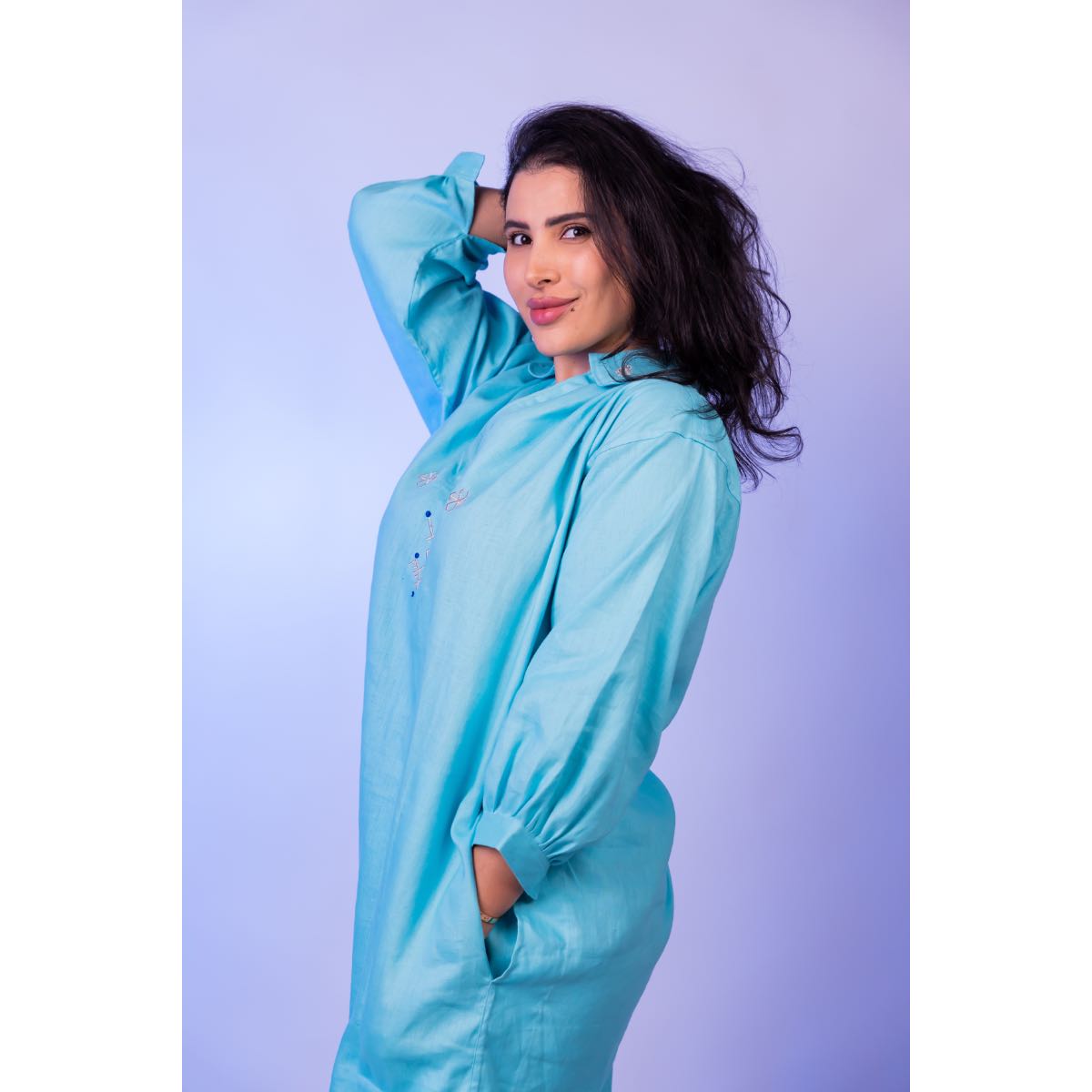 Blouse lin bleu ciel brodée en soie pour un style unique