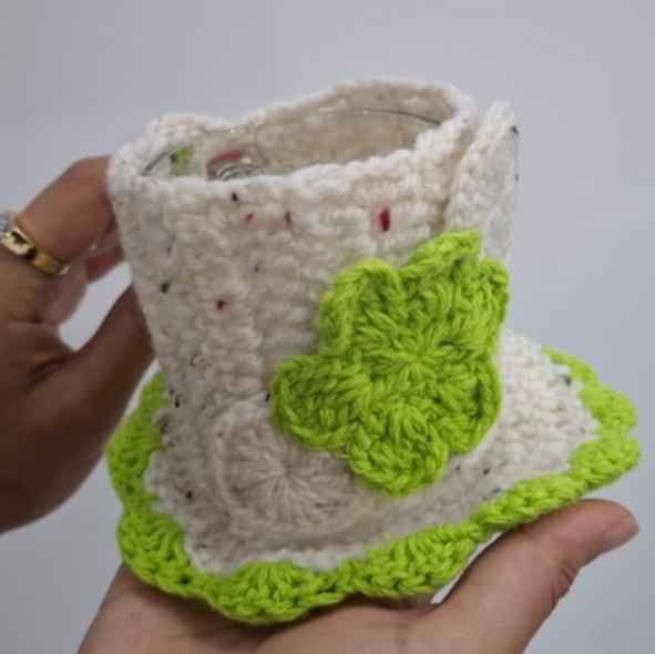 Mug cosy en crochet couleur vert pistache et blanc cassé avec sous tasse