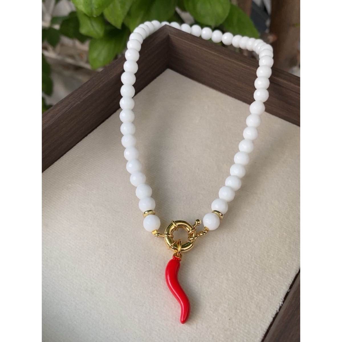 collier 🌶️chic Talismans d'Aura en blanc exclusif et élégant