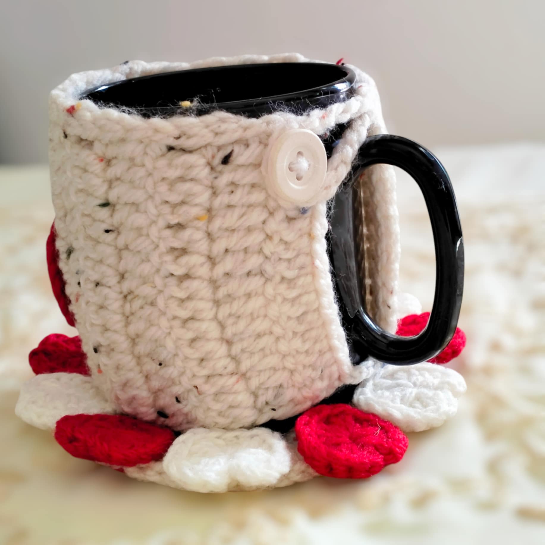 Mug cosy en crochet couleur blanc cassé et rouge avec sous tasse