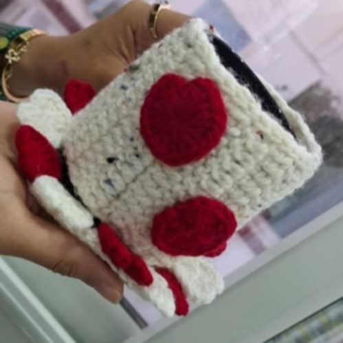 Mug cosy en crochet couleur blanc cassé et rouge avec sous tasse