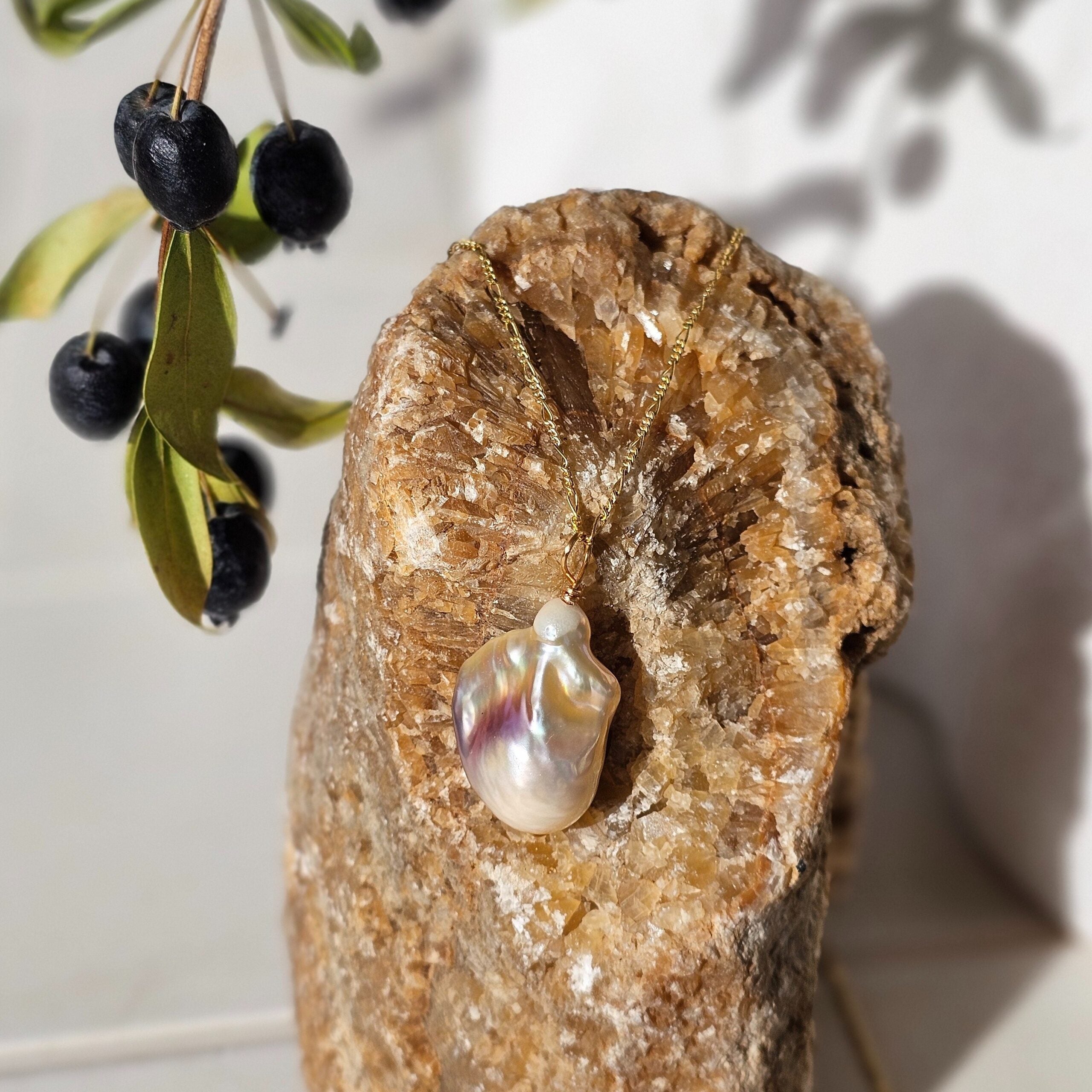 Collier en argent 925 plaqué en or avec un pendentif de perle baroque naturelle