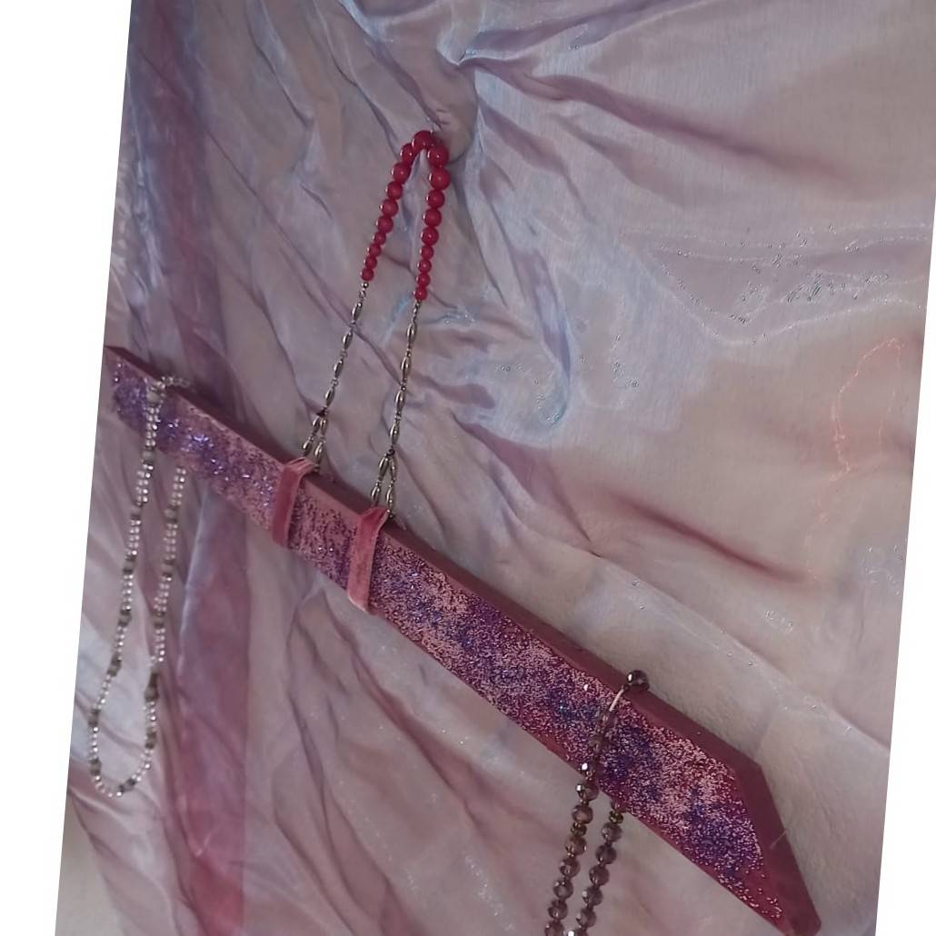 Suspension murale artisanale violet pailleté pour un style unique