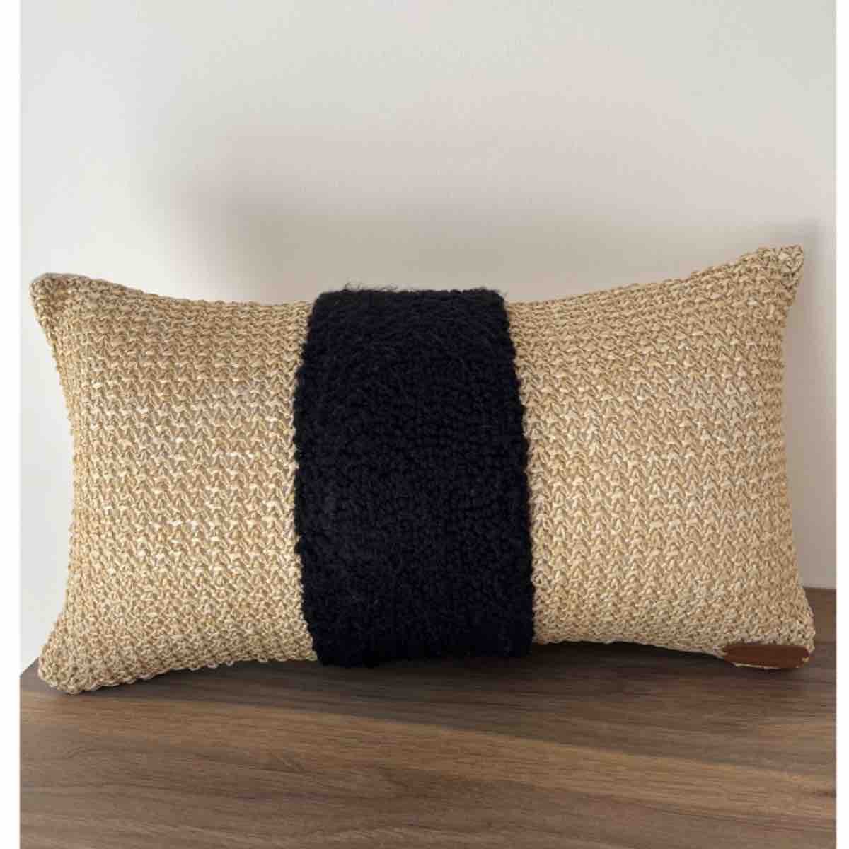 Coussin rectangulaire en rafia et laine chic et confortable