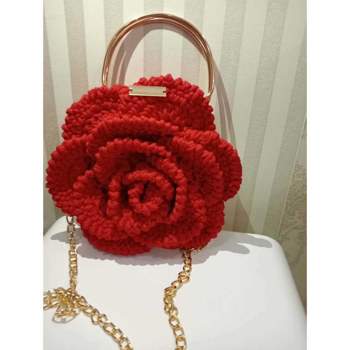 sac rouge fleuri pour un style unique et audacieux