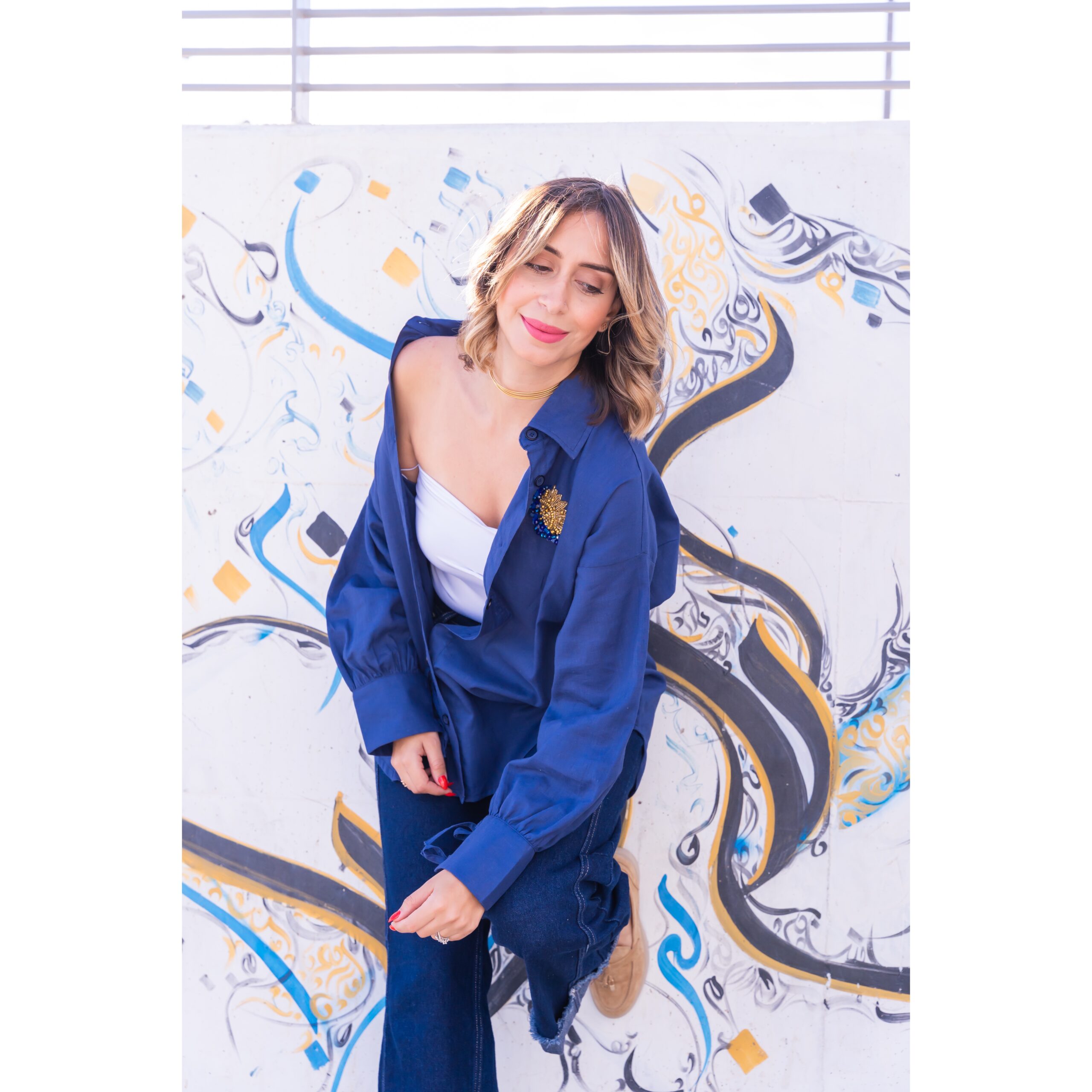Chemise bleue marine en lin brodée à la main