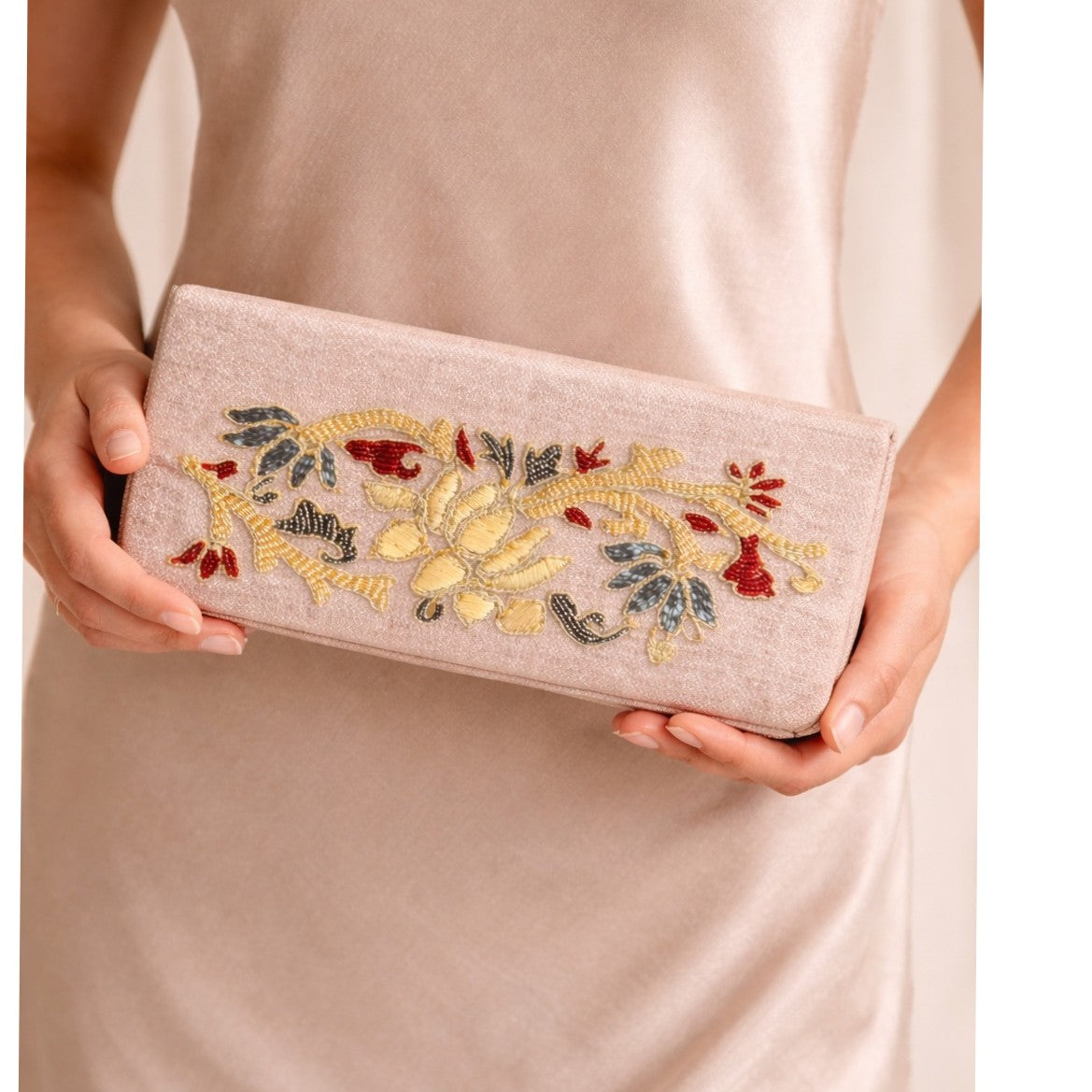 Pochette brodée dorée unique pour un style irrésistible