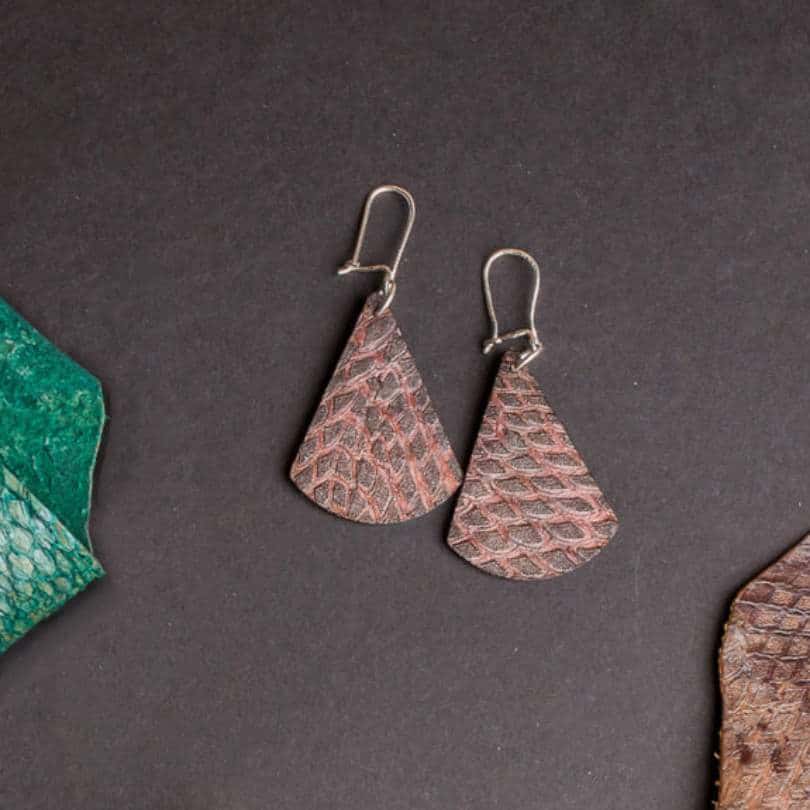 Boucles d'oreilles en cuir de peau de saumon "Classic Triggerfish Purpura"