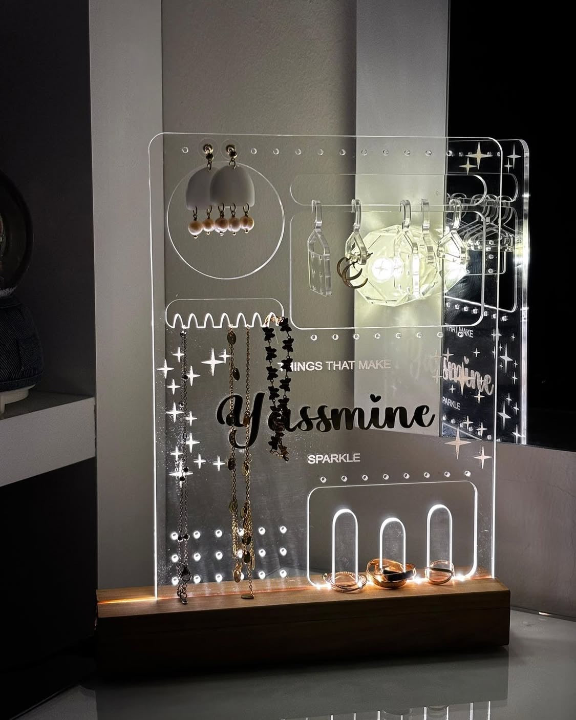 Porte-bijoux lumineux en plexi personnalisé