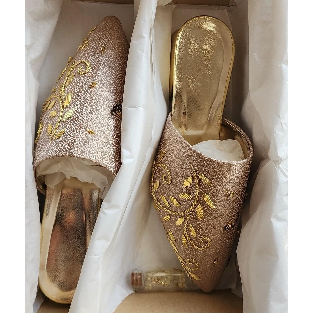 Mule brodée dorée lisse pour un style élégant et exclusif