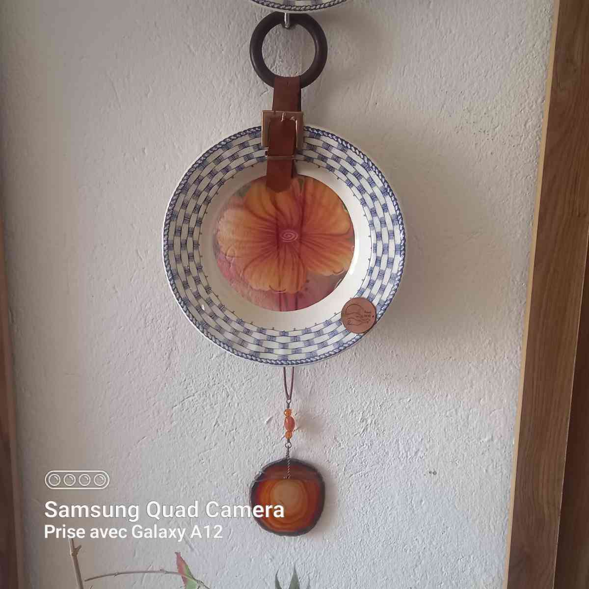 Suspension murale artisanale en bois céramique et toile bleue