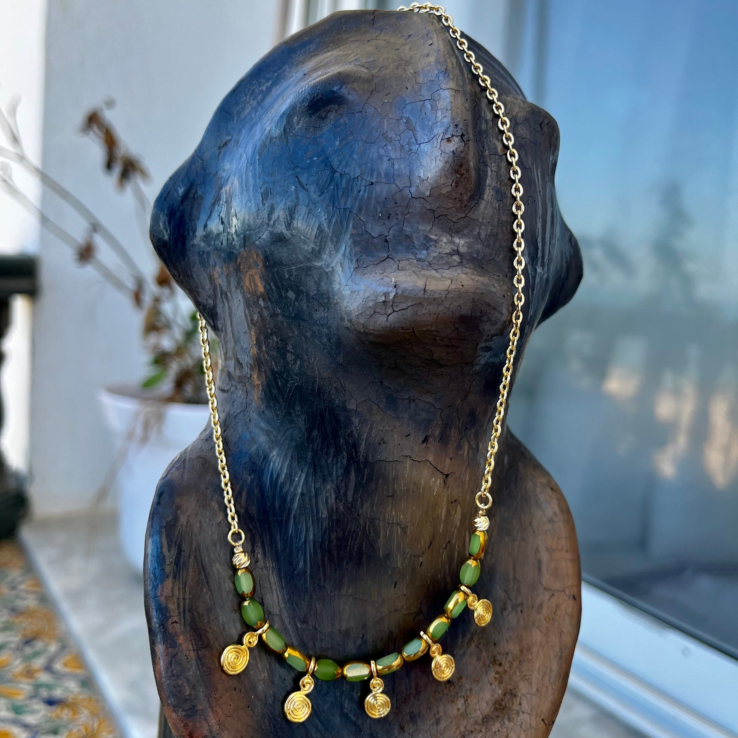 collier en cristal élégant en laiton pour un style unique