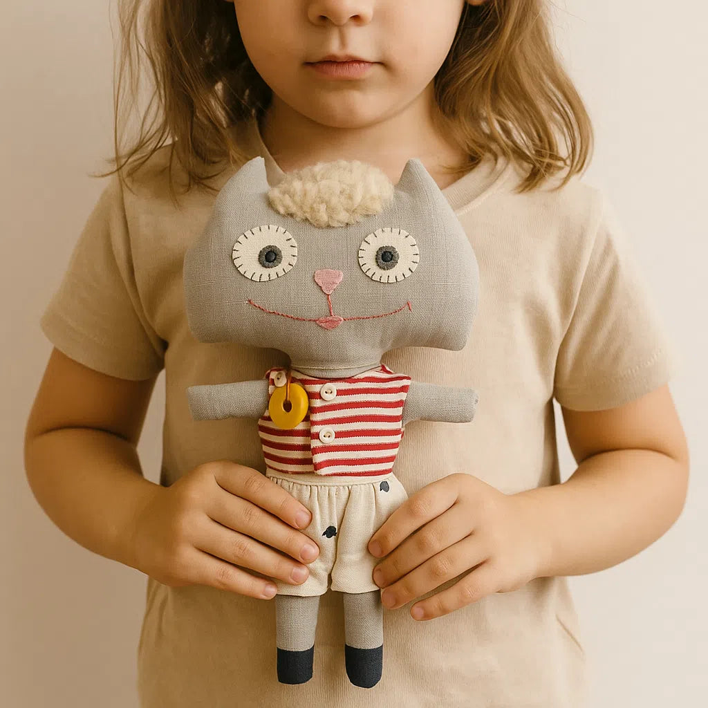 Doudou chat en tissu avec tenue rayée rouge et blanc et short brodé