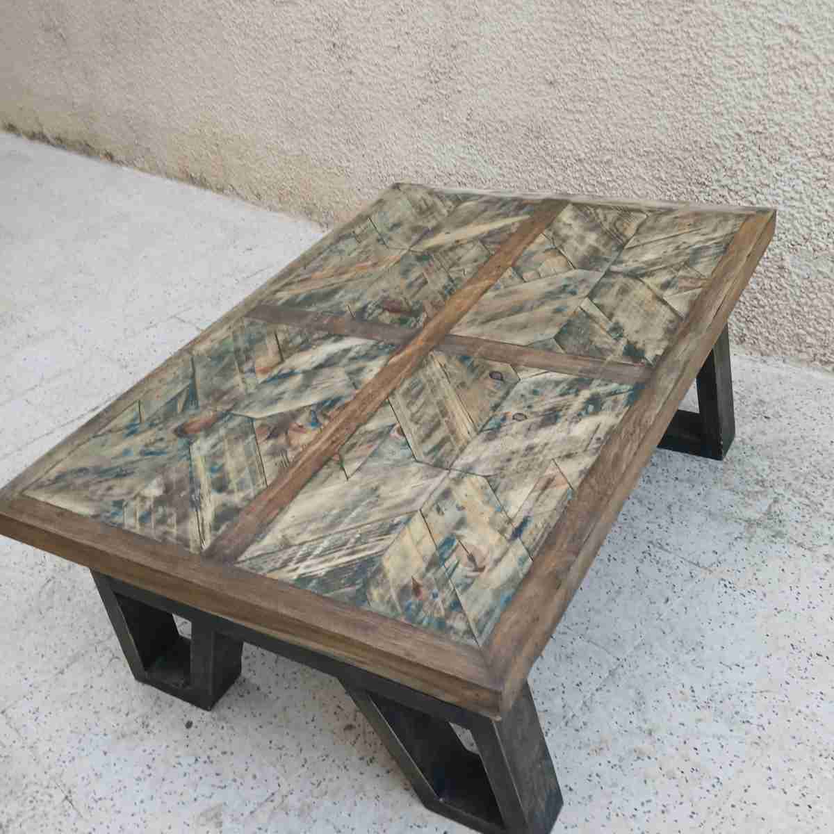 Table basse artisanale élégante pour un salon raffiné