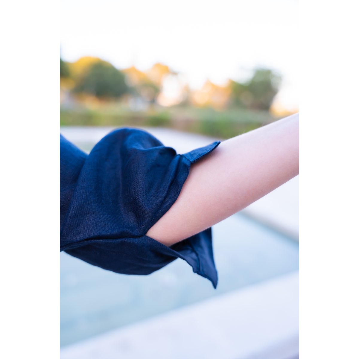 Blouze bleue brodée à la main pour un style unique et chic