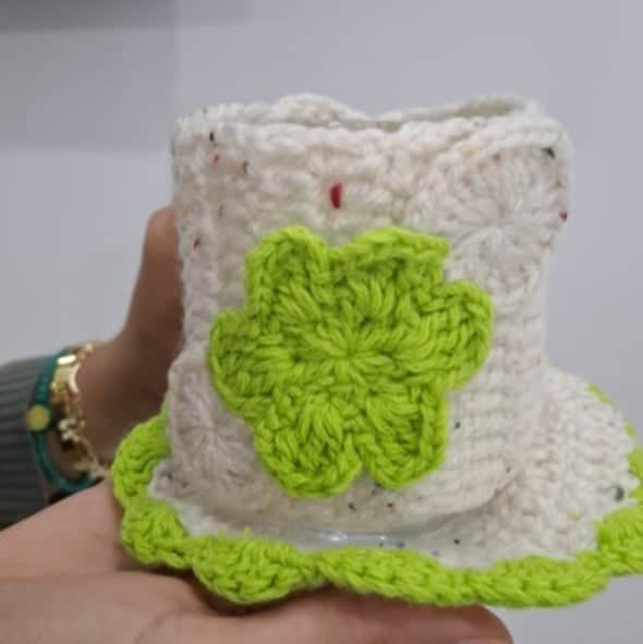 Mug cosy en crochet couleur vert pistache et blanc cassé avec sous tasse