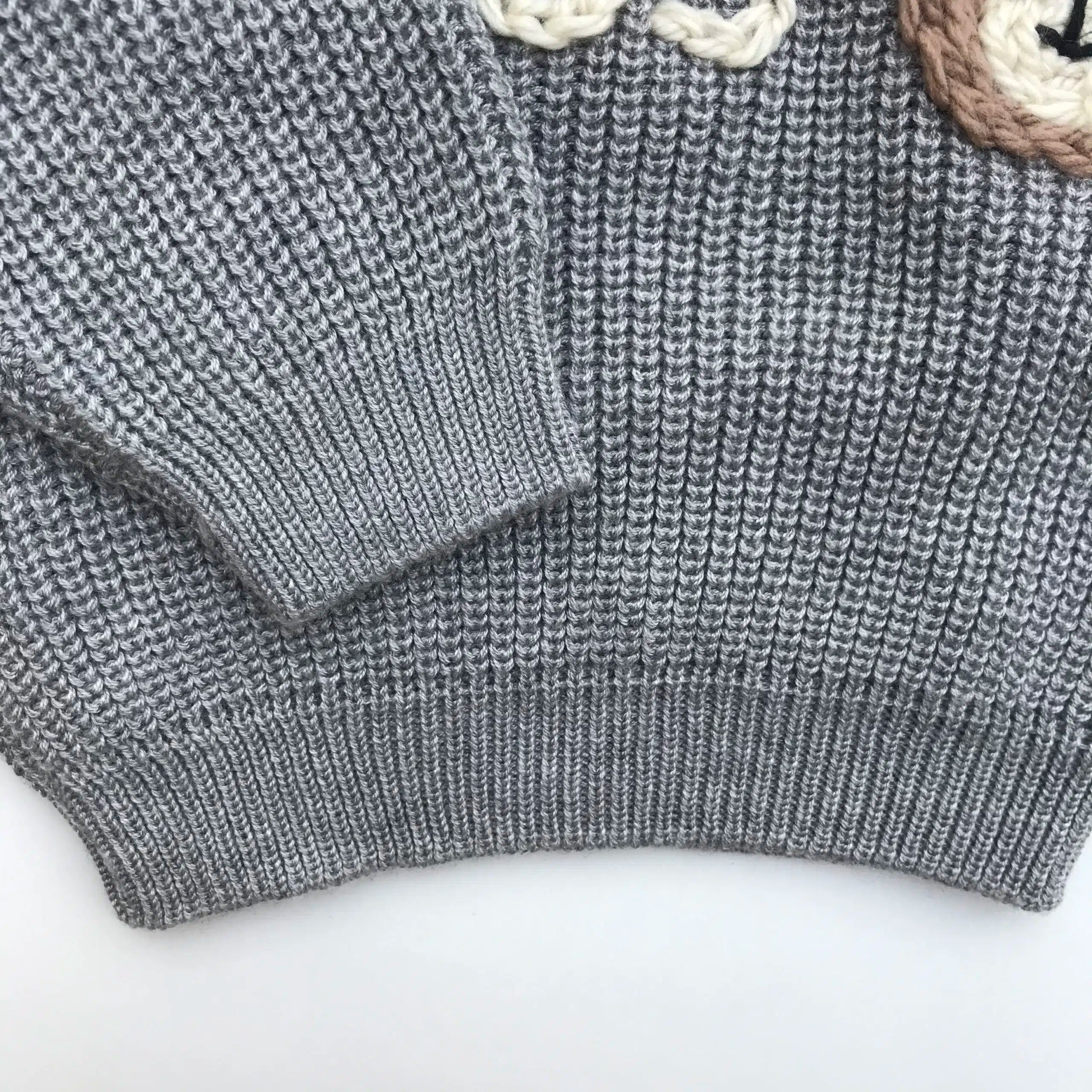 Pull gris oversize en tricot avec un motif ours et porte-sucette, personnalisable avec un prénom