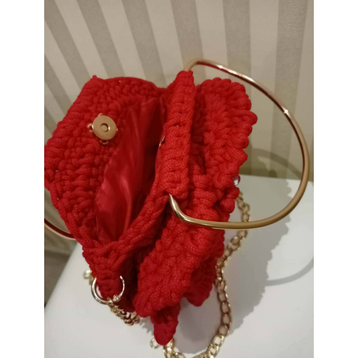 sac rouge fleuri pour un style unique et audacieux