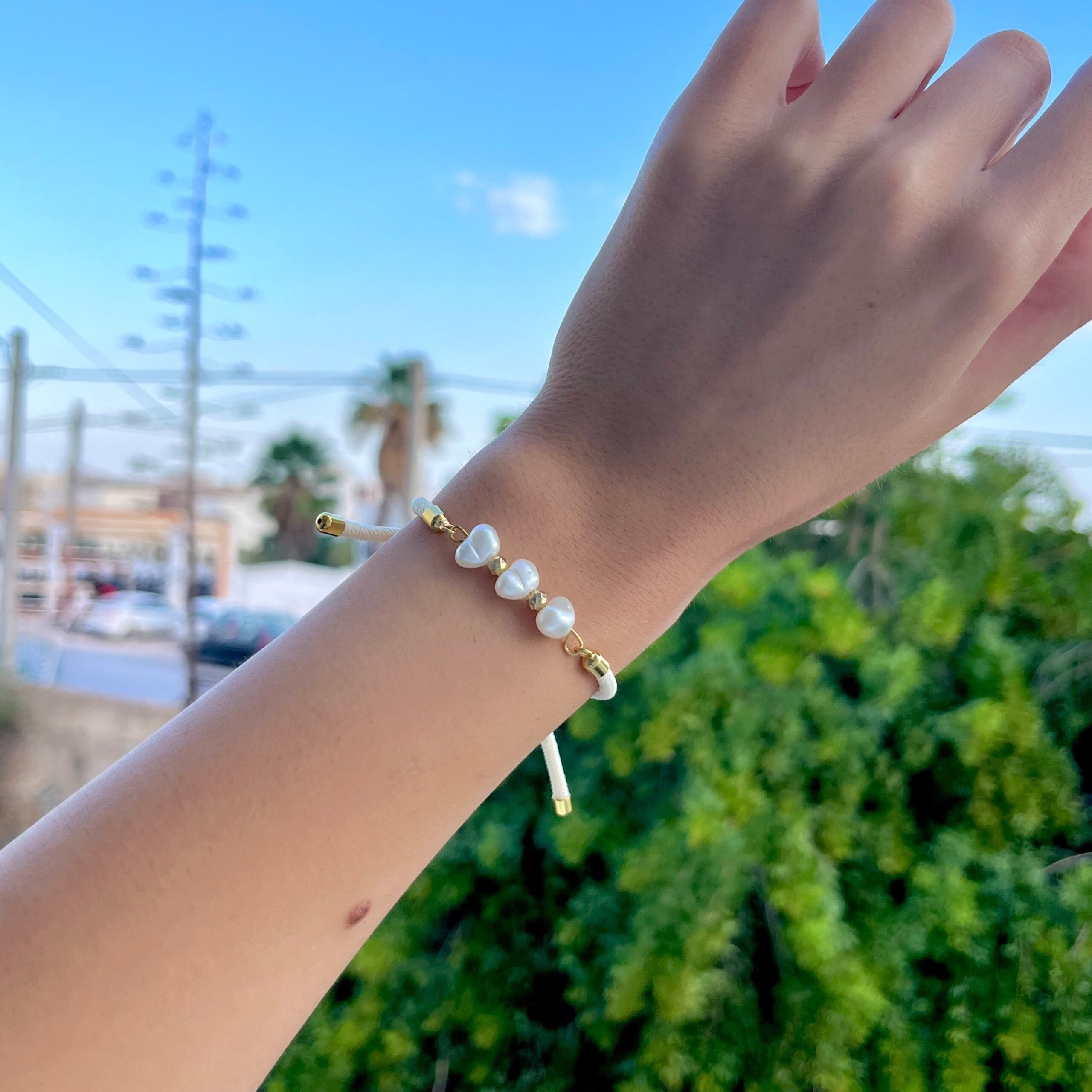 Bracelet ajustable avec des perles blanc