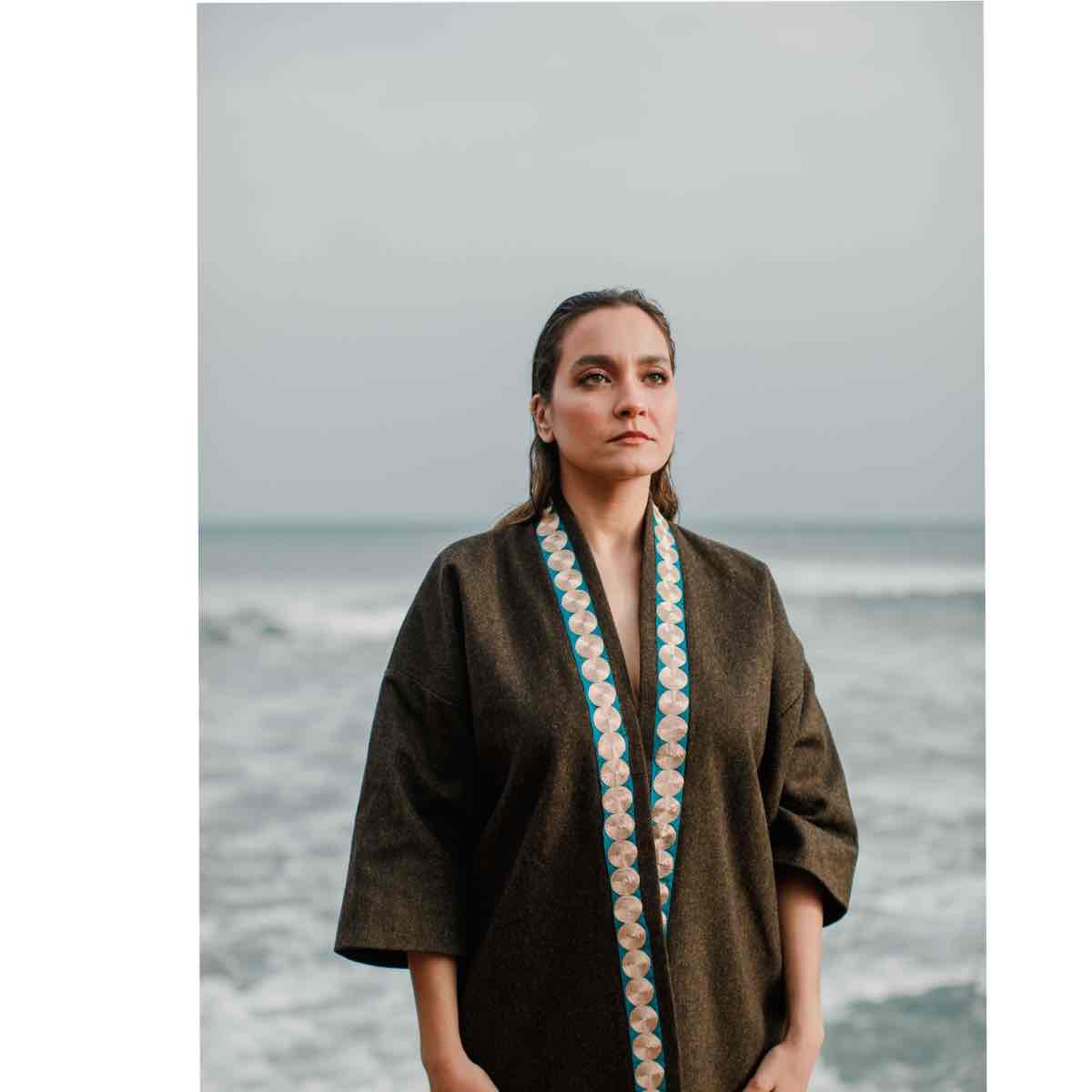 kimono femme en laine marron avec galon vert doré