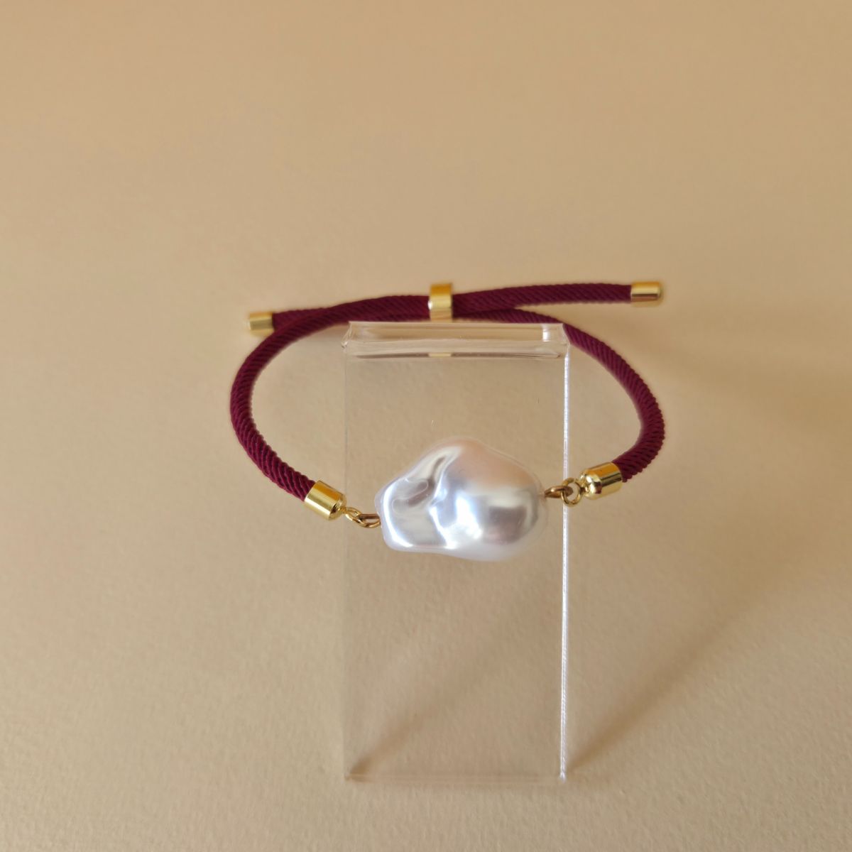 bracelet nacrette bordeaux pour une allure chic et raffinée