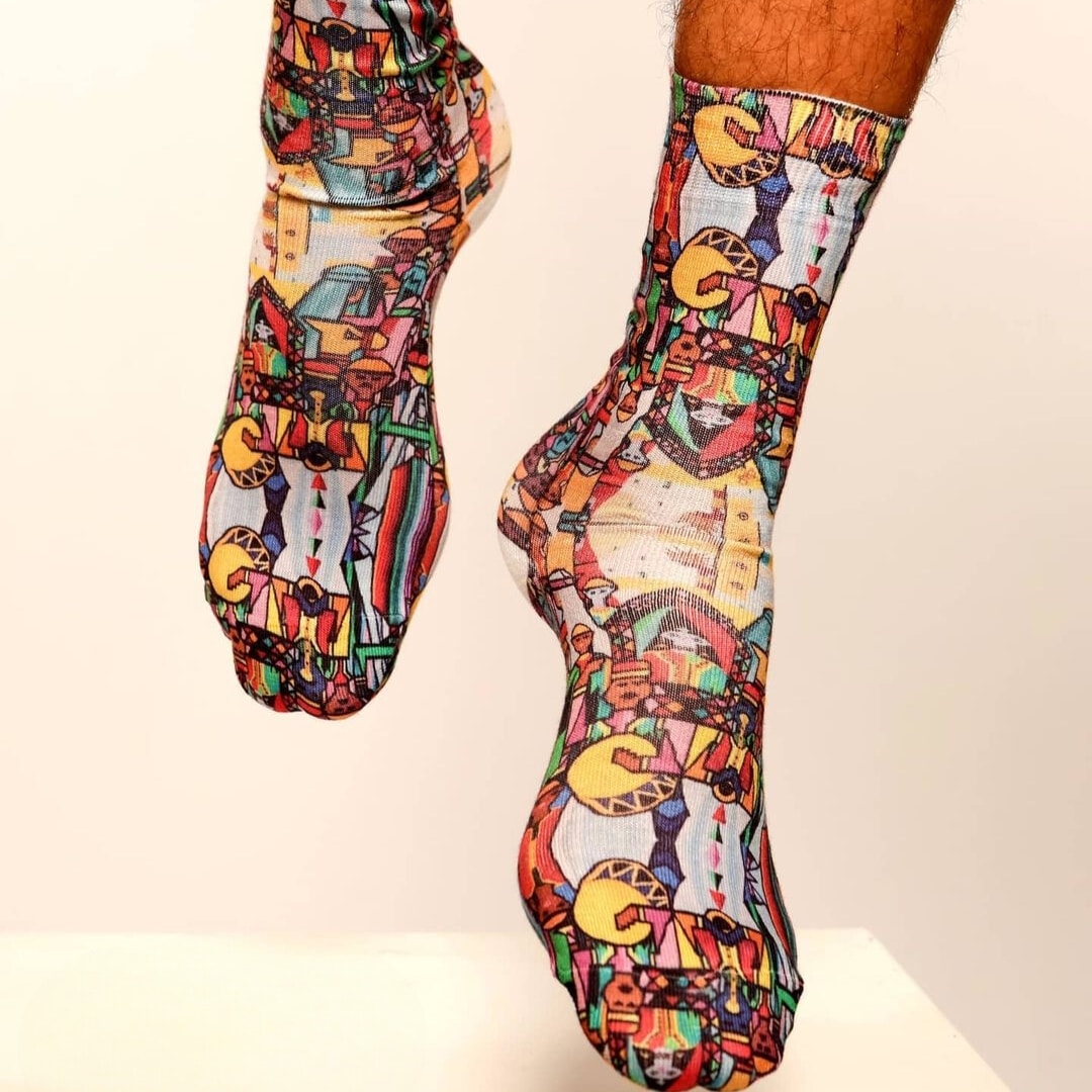 chaussettes artisanales en tissu imprimé avec un motif coloré et inspiré de l’art africain