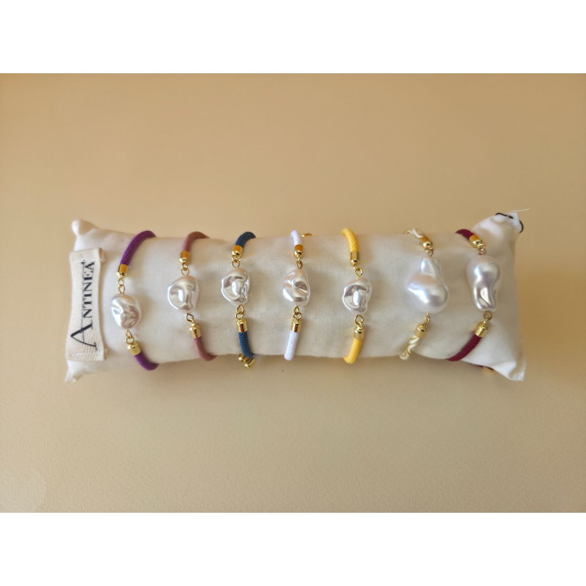 Bracelet nacrette beige doré pour un style unique et élégant