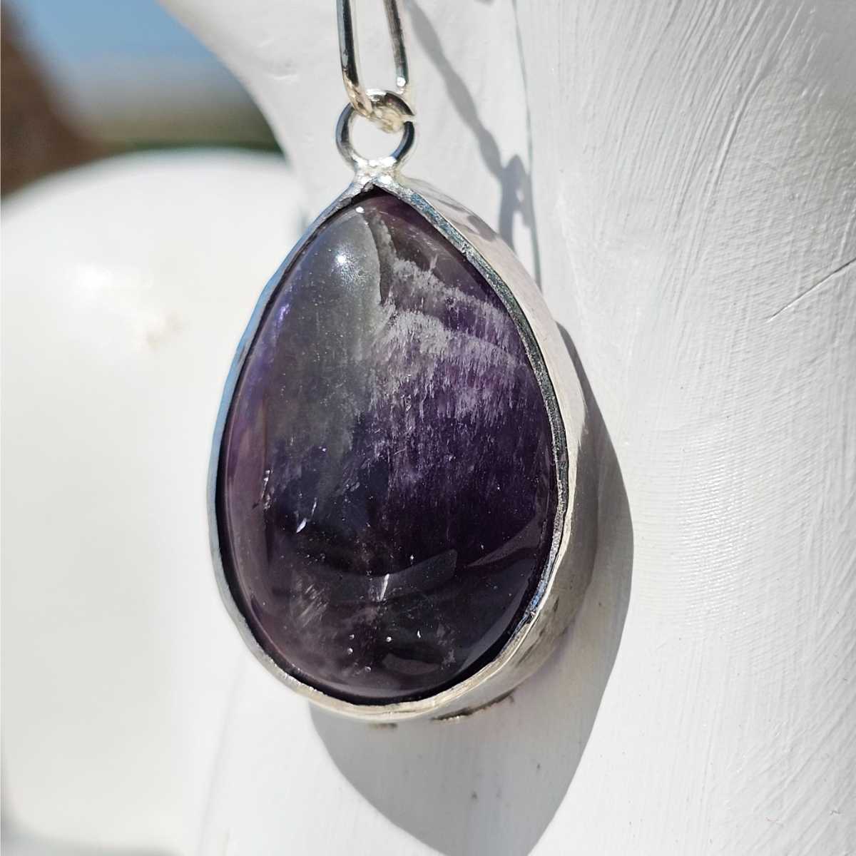 collier en argent 925 sublimé par un pendentif Améthyste naturelle sous forme de goutte