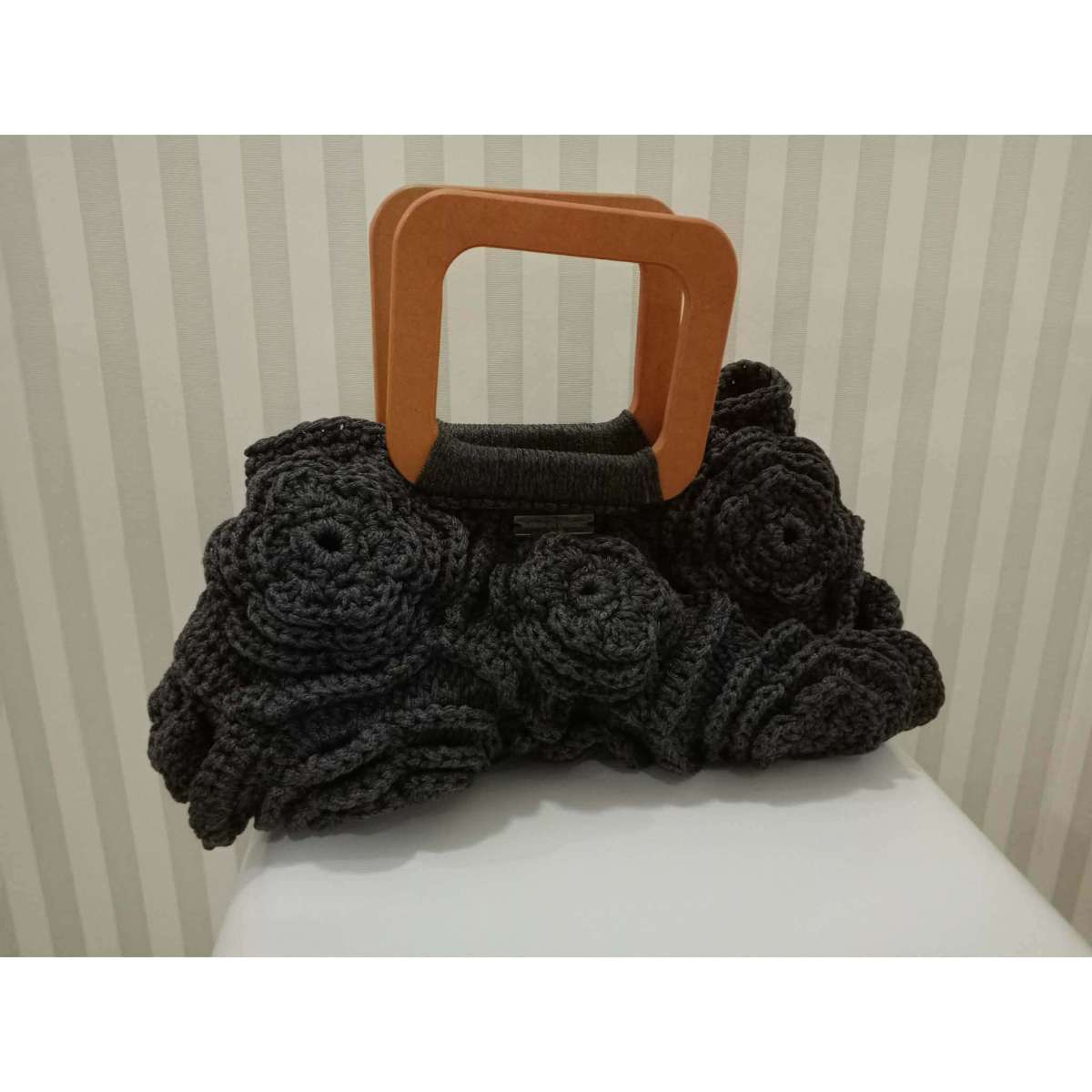 Sac crochet gris foncé fleurs élégantes pour un style unique