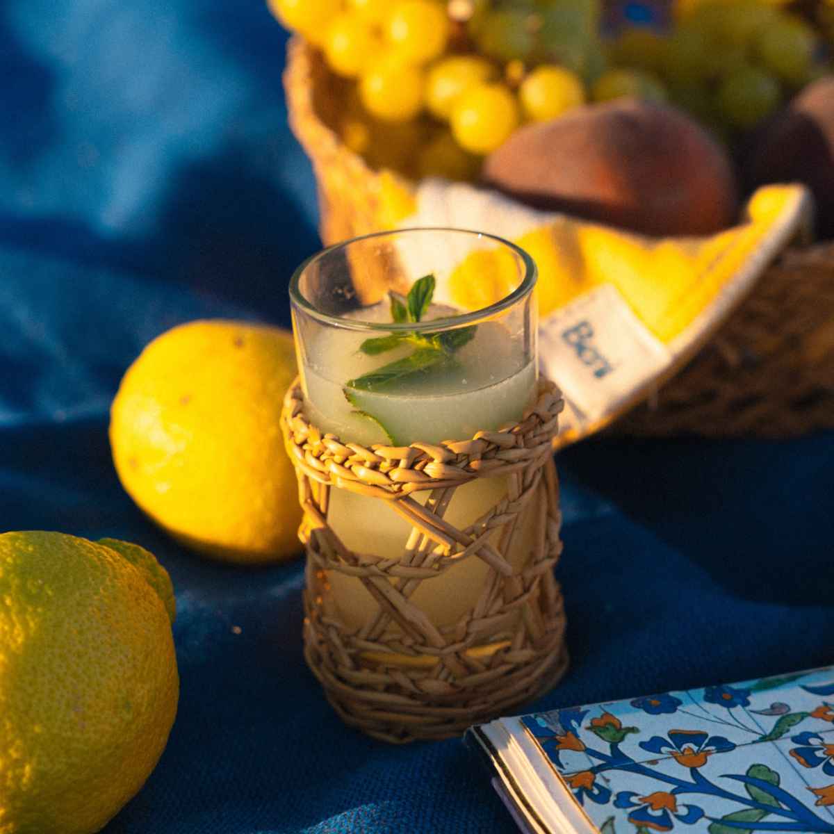 Verre avec porte-verre smar tressé