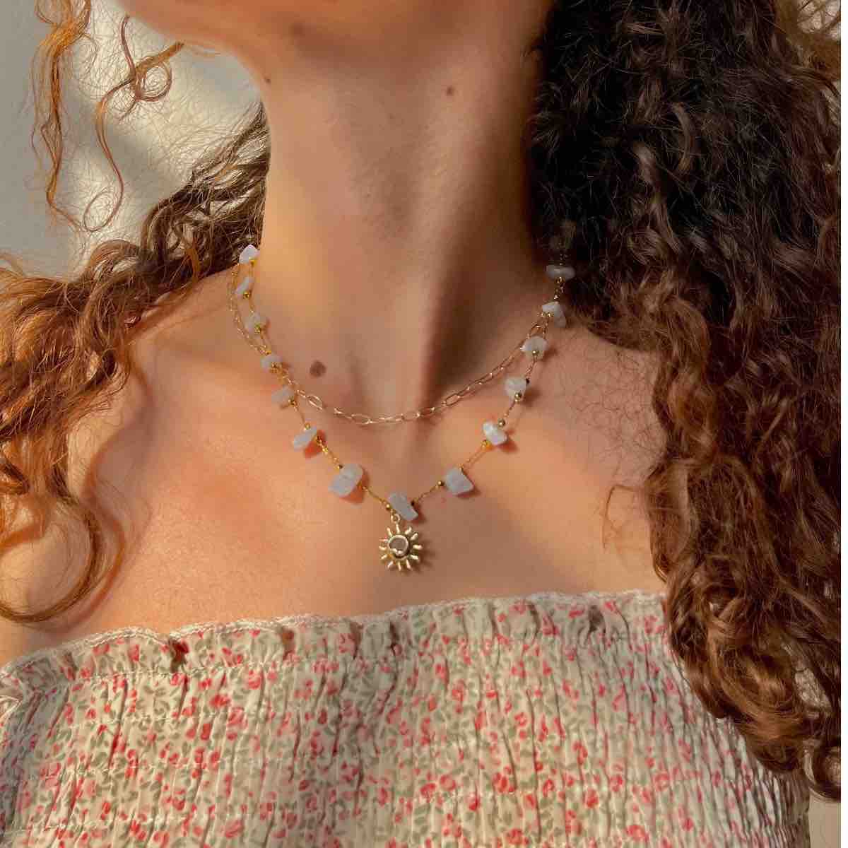 Collier artisanal double rang avec pierres naturelles et pendentif soleil