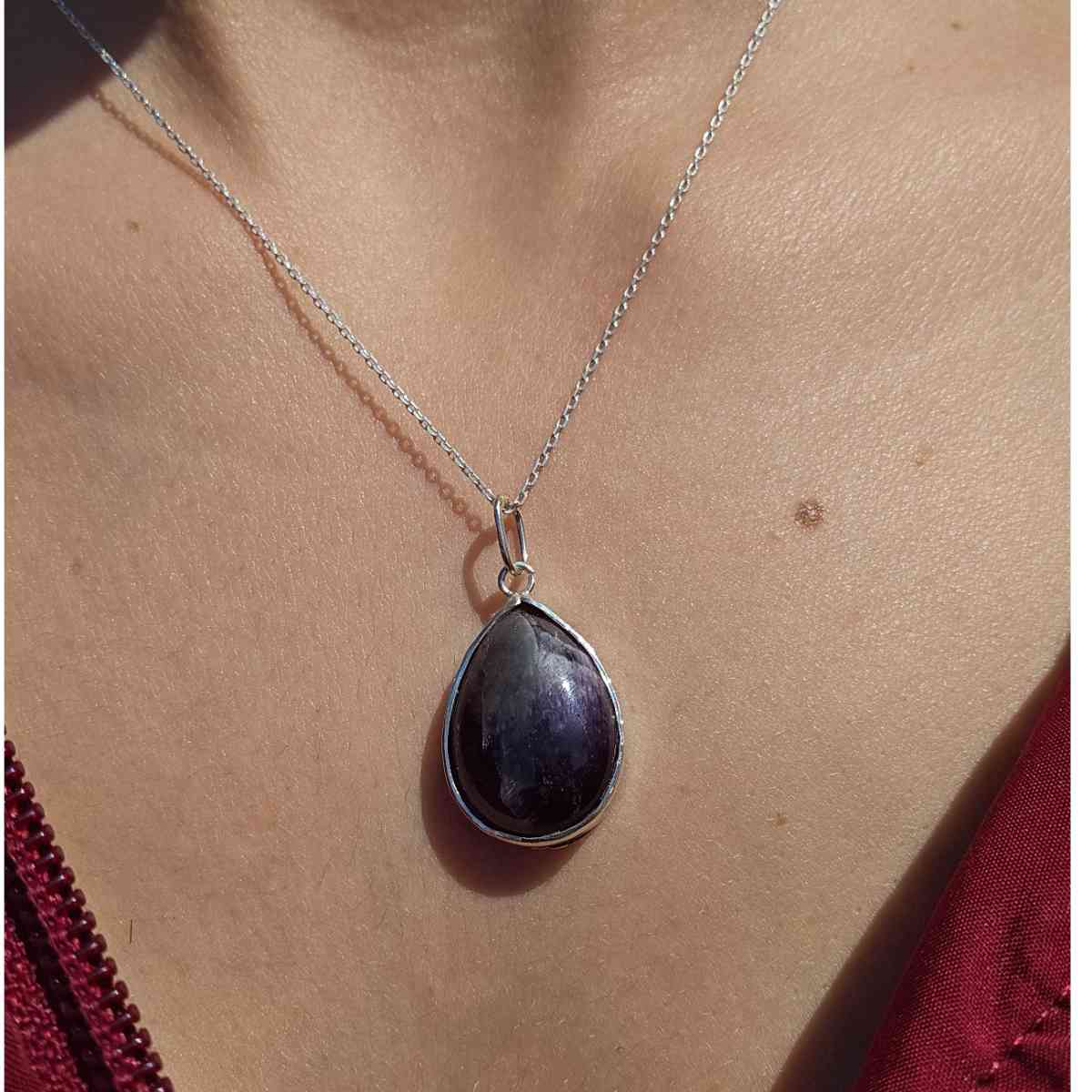 collier en argent 925 sublimé par un pendentif Améthyste naturelle sous forme de goutte