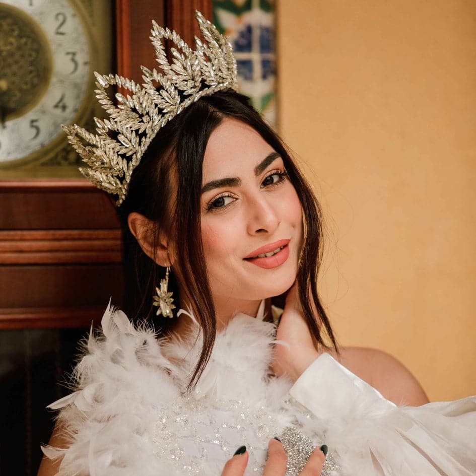 Boucles d'oreilles scintillantes avec design floral en strass