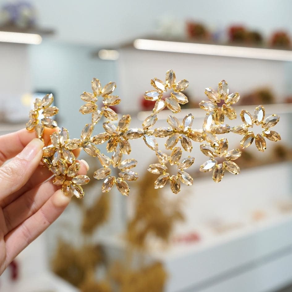 Accessoire de cheveux doré avec cristaux en forme de fleurs