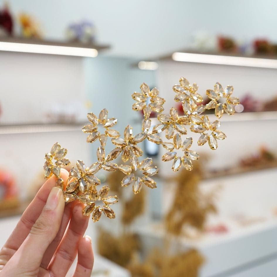 Accessoire de cheveux doré avec cristaux en forme de fleurs