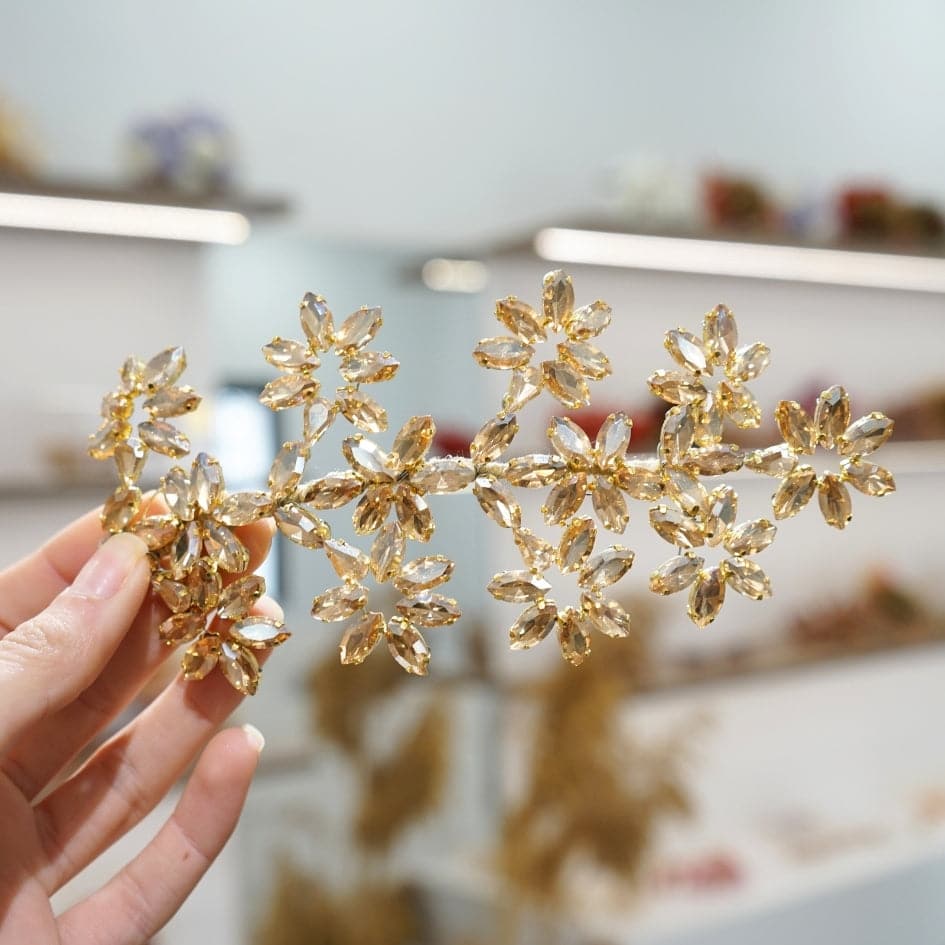 Accessoire de cheveux doré avec cristaux en forme de fleurs