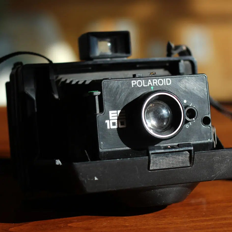 Appareil photo instantané Polaroid vintage noir pour des souvenirs uniques