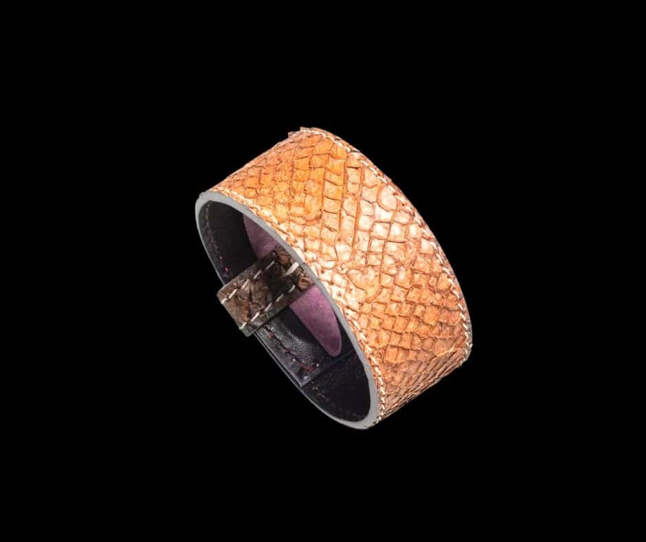 Bracelet en cuir de peau de saumon "Armilla Mimosa". 23 × 2.8 cm