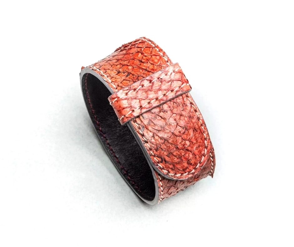 Bracelet en cuir de peau de saumon "Armilla Red". 23 × 2.8 cm