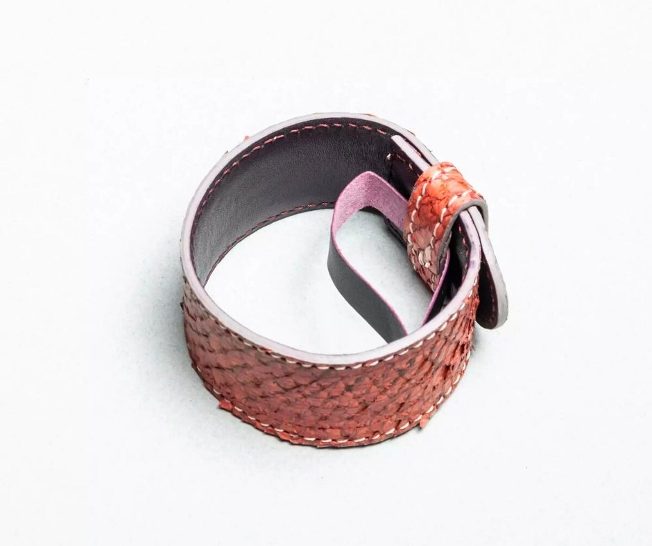Bracelet en cuir de peau de saumon "Armilla Red". 23 × 2.8 cm