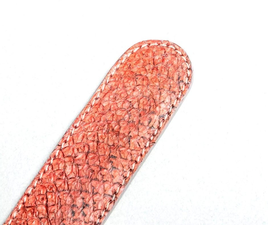 Bracelet en cuir de peau de saumon "Armilla Red". 23 × 2.8 cm